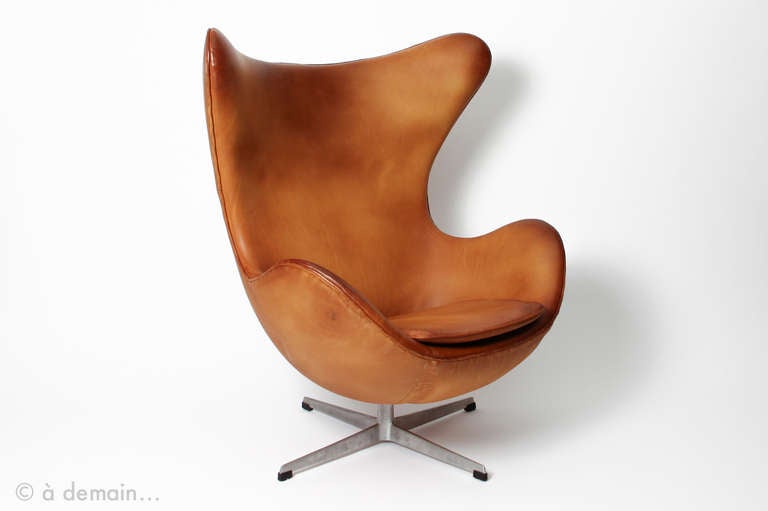 Scandinavian Modern Egg Chair and its ottoman by Arne Jacobsen, edited by Fritz Hansen in 1958