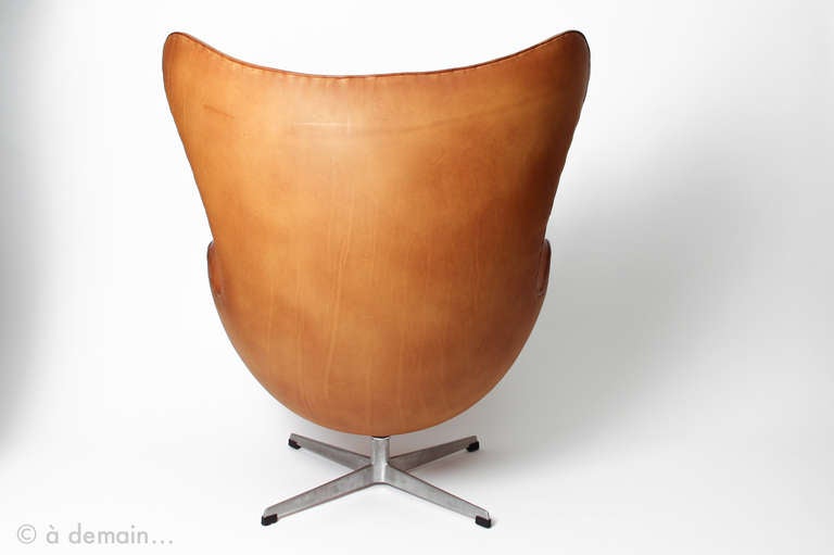 Egg Chair and its ottoman by Arne Jacobsen, edited by Fritz Hansen in 1958 In Excellent Condition In Paris, FR