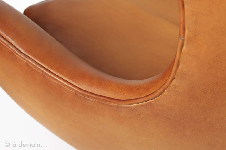 Mid-20th Century Egg Chair and its ottoman by Arne Jacobsen, edited by Fritz Hansen in 1958