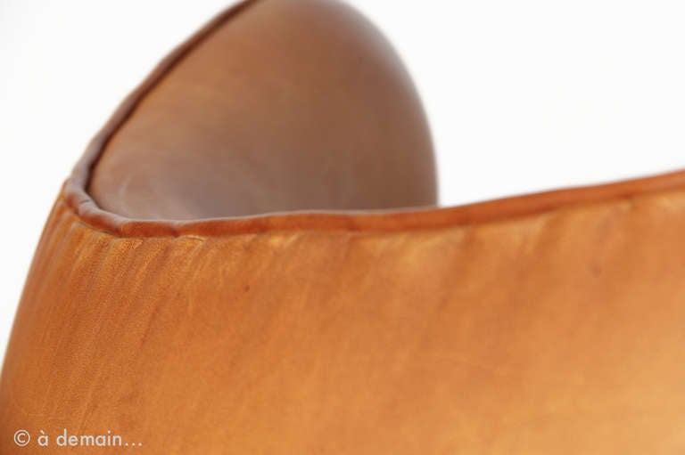 Leather Egg Chair and its ottoman by Arne Jacobsen, edited by Fritz Hansen in 1958