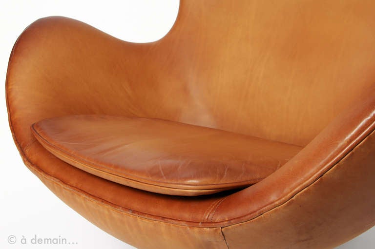 Egg Chair and its ottoman by Arne Jacobsen, edited by Fritz Hansen in 1958 1