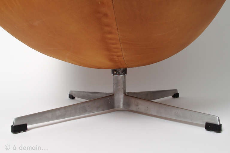 Egg Chair and its ottoman by Arne Jacobsen, edited by Fritz Hansen in 1958 2