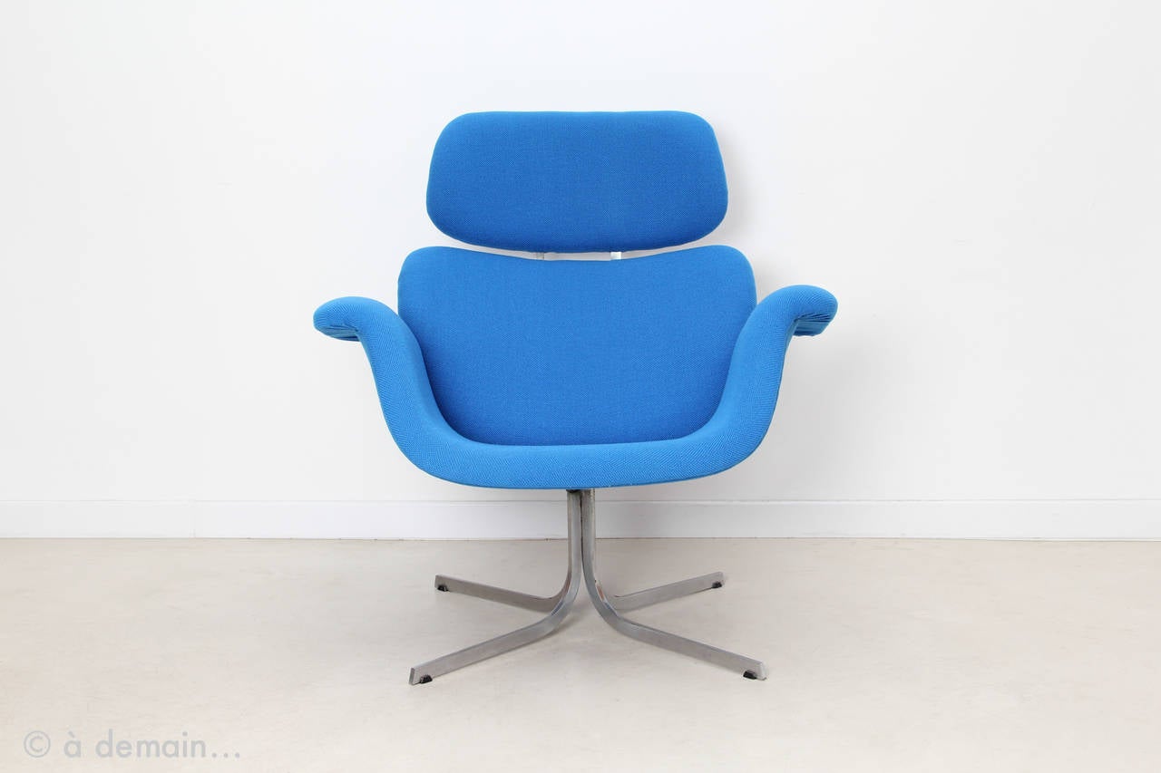 Blue Big Tulip or F545with its avec ottoman designed by Pierre Paulin and edited by Artifort.
Major piece of design, it is the second version of the Big Tulip with a large headrest. Rare with its 4 branches chromed base. 

Reupholstered with new