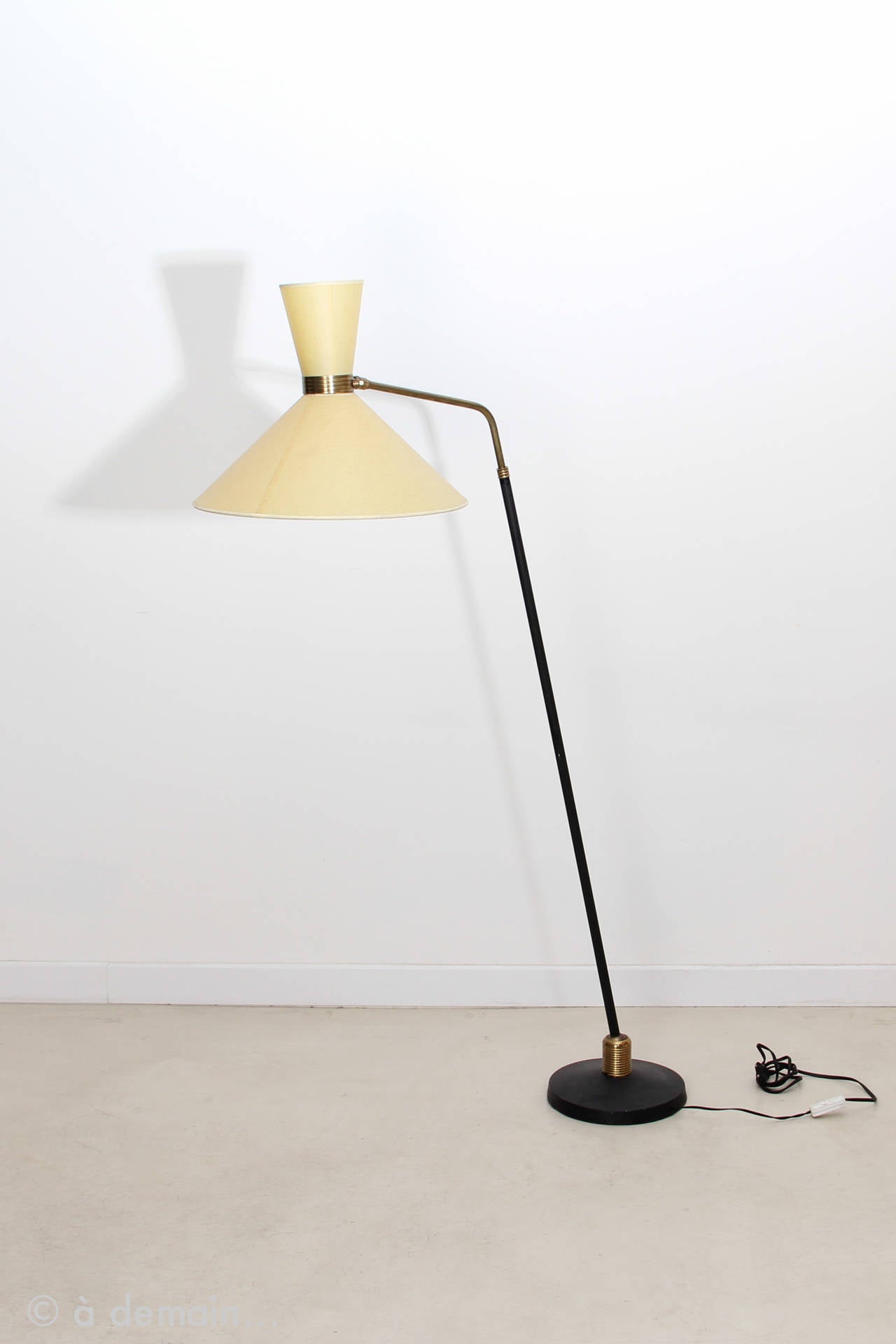 Rare floor lamp attributed to Pierre Guariche and edited by Lunel in the 1950s.
Adjustable height and swivelling lampshade and rod.
Pretty shape of the rare and delicate paper lampshade.

Height: 150 cm. 
Lampshade diameter: 39 cm.