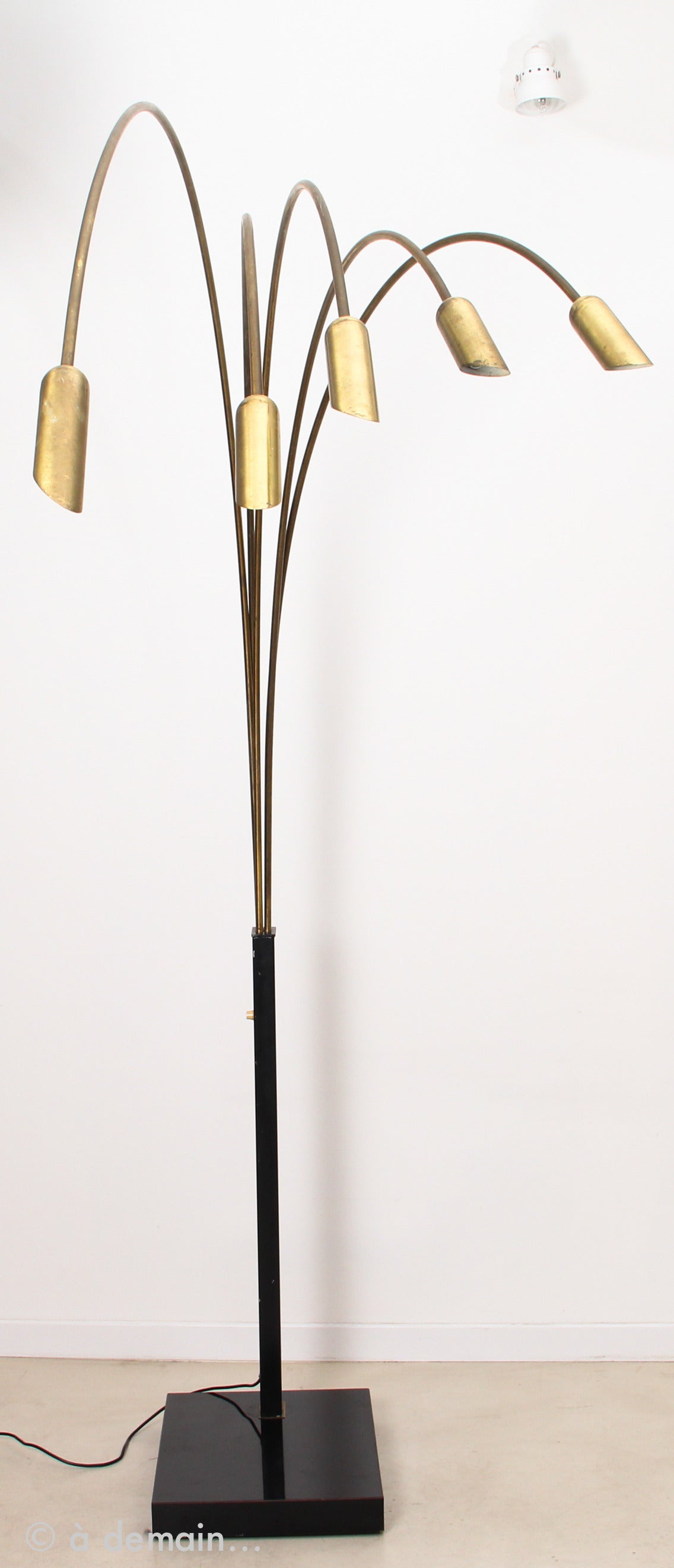 Beautiful extra large unsigned and unattributed floor lamp with 5 adjustable branches.
Very pretty reed shaped lampshades made of brass.
Black rectangular base.

H: 210 cm
D: 180 cm
Base: 54 cm x 39 cm
Base height: 91,5 cm
Lampshade: 19 cm