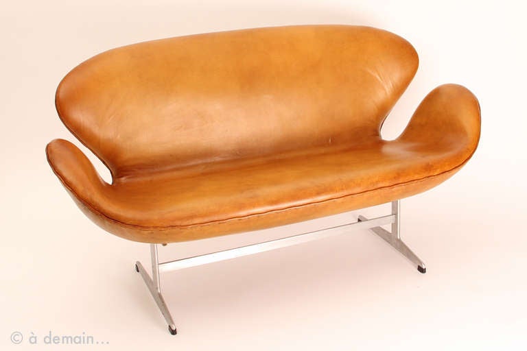 This Swan Sofa was originally designed by Arne Jacobsen for the Grand Hotel in Copenhagen, the SAS Royal Hotel in 1958. For interior decoration, Arne Jacobsen brought together horizontal and vertical lines of the building with curves and organic