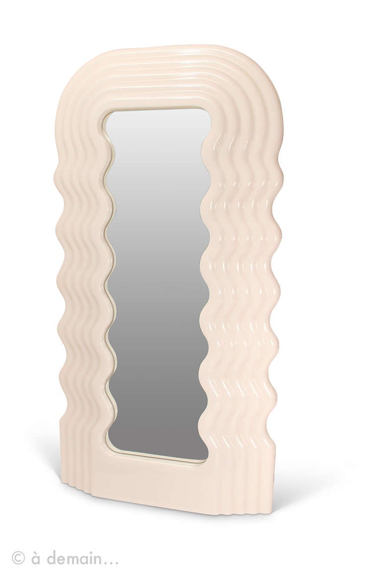 Comme une vanité, le nom, la forme sinueuse et la lumière rose du miroir Ultrafragola sont très évocateurs de la passion de Sottsass pour les femmes. Un design iconoclaste qui rompt complètement avec le traditionnel miroir à bordures dorées. Le