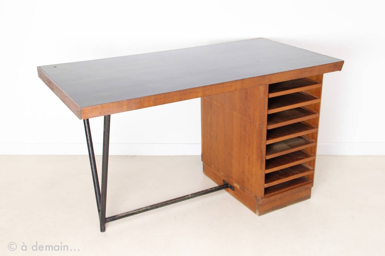 Beautiful 1950s Desk made of wood with 7 sliding shelves, and a nice tubular steel base.

W: 131 cm 
D: 66,5 cm 
H: 78 cm
Shelf: 56,5 cm x 31,5 cm