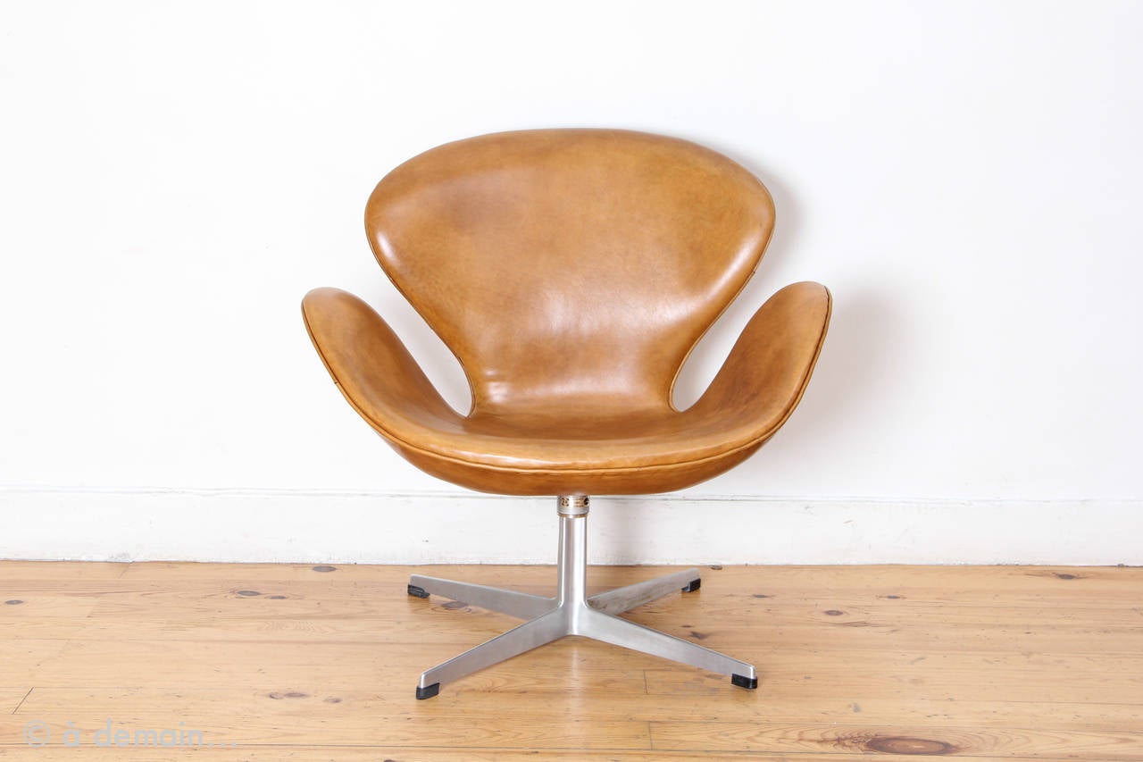 Swan Chair by Arne Jacobsen, Produced by Fritz Hansen from 1969 In Good Condition In Paris, FR