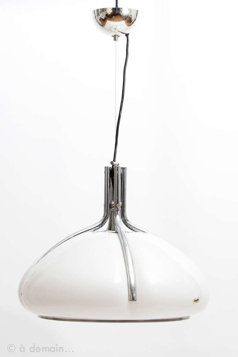 The famous Quadrifoglio pendant by Aulenti, edited by Guzzini in the 70s.
White opaline with chrome branches. Multiple lights inside. 

Diameter: 50 cm 
Height: 40 cm