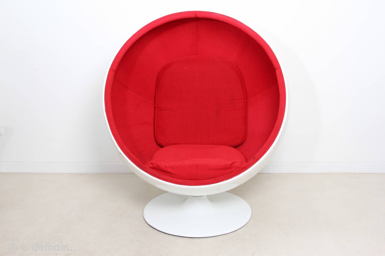 The Finnish designer Eero Aarnio was born in 1932 in Helsinki. He is one of the greatest of Finnish design from the sixties, very famous thanks to his Ball Chair designed between 1963 and 1965. Aarnio creates it for his own home and then 2 people