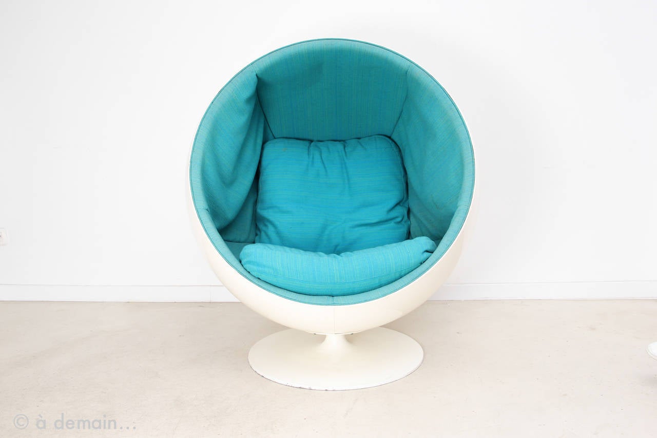 Original 1st edition of the Ball Chair Designed by Eero Aarnio and Produced by Asko in 1963.

The Finnish designer Eero Aarnio was born in 1932 in Helsinki. He is one of the greatest of Finnish design from the sixties, very famous thanks to his