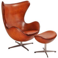 Egg Chair and its ottoman designed by Jacobsen, edited by Fritz Hansen in 1958