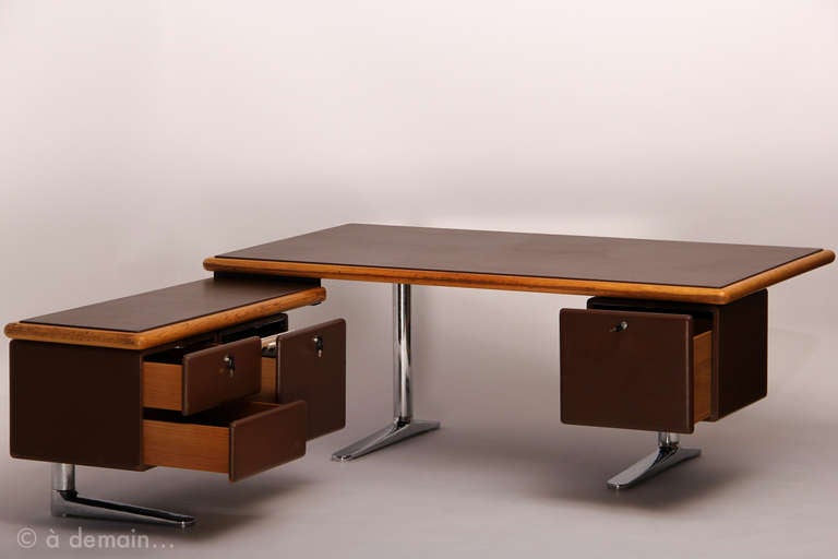 The Platner collection of office furnitures offers simple and generous shapes combined with quality materials. This massive desk made in 1973 reflects Platner tagline who always said he wants to create only perfection.