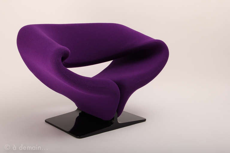Created in 1966, this lounge chair takes the surprising and innovative form of a folded ribbon. Pierre Paulin designed an extremely comfortable chair which follows the line of the body. Probably one of the most beautiful lounge chairs in the history