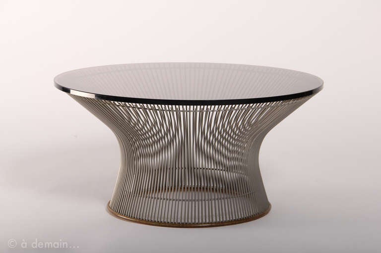 The 1725 series of Platner is a variation of chairs and tables with a unique ornamental structure base, composed of hundreds of wires. Harmony and modernity define the sculptural style of this famous design.