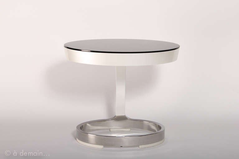 Unique piece specially designed for the Prince of Wales Hotel in Paris in 2008. With a modern style, this pedestal table has a unique form that can be seen from both side and front views.