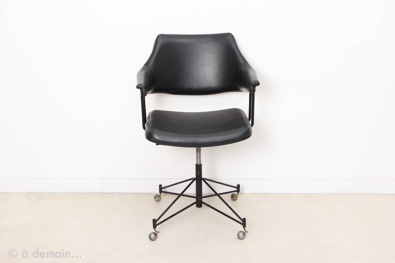 From 1953 to 1967, Paulin designs furnitures for Thonet. Some famous desks and chairs were born at this time. The CM197 got the same simple line which ensures timeless sturdiness and style.
Pretty details with rare wheels.

Length: 58 cm
Depth:
