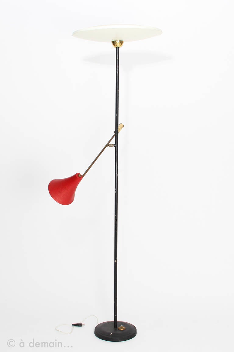 2 switches. Articulated red arm with a ball joint.
Height: 165 cm
Diameter of the white lampshade: 48 cm
Diameter of the red lampshade: 14,5 cm