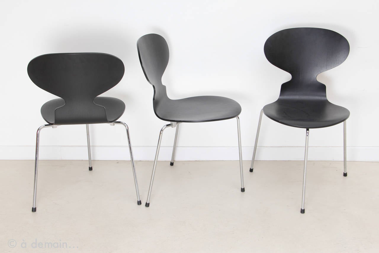 Mid-20th Century Egg Dining Table with Three Ant Chairs by Arne Jacobsen, Edition of Fritz Hansen