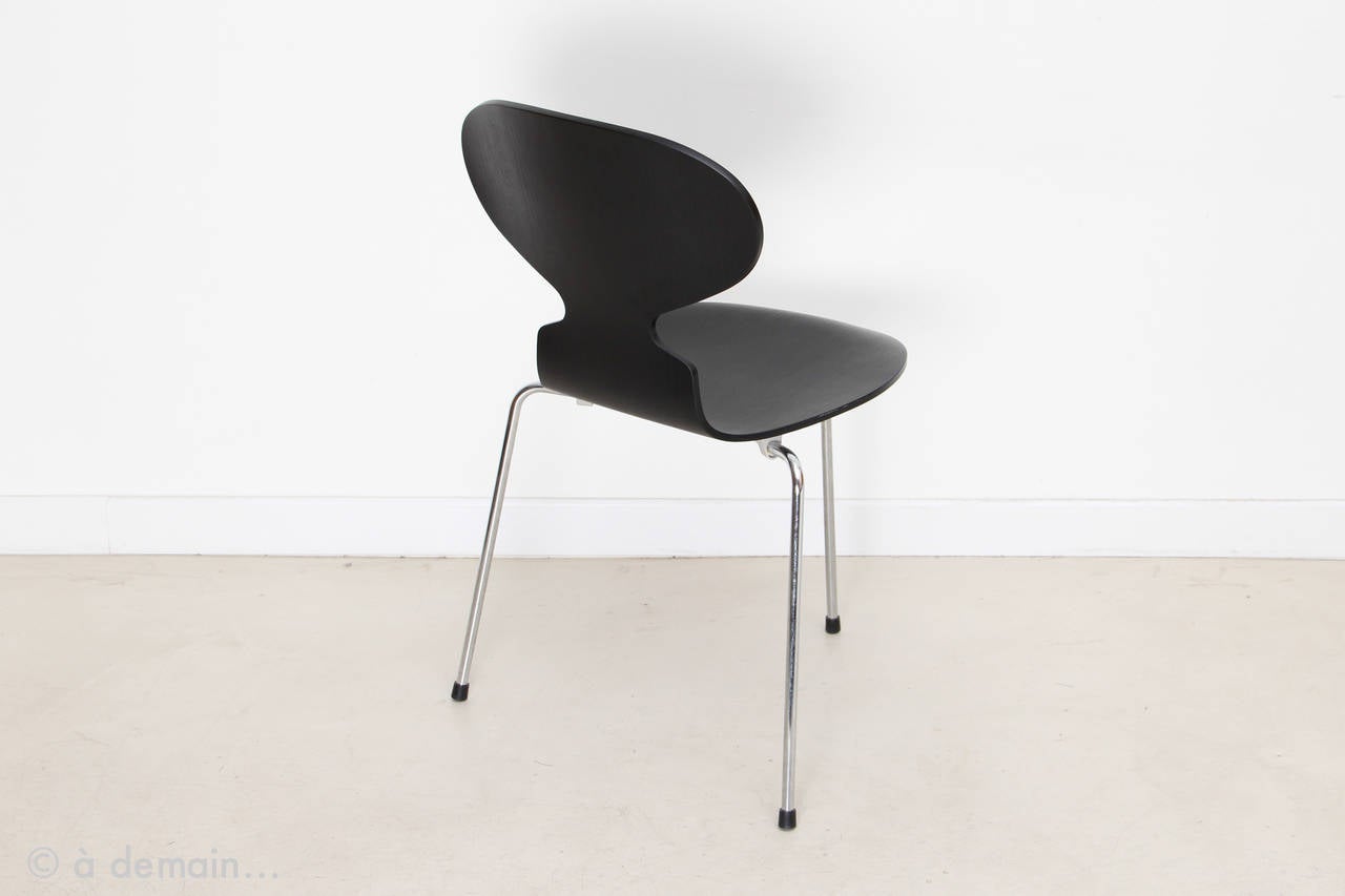 Egg Dining Table with Three Ant Chairs by Arne Jacobsen, Edition of Fritz Hansen 1