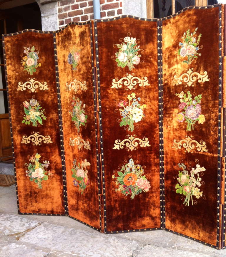 France, Second Empire, Circa 1860

Exceptional five leaf screen, each leaf of golden brown plush adorned with applied and hand painted bunches of flowers, touched up with gold thread.
This sumptuous work has kept all its freshness. each leaf is