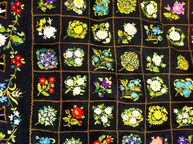 Exceptional 19th Century Table Throw Fully Embroidered In Vivid Colors In Excellent Condition For Sale In BRUXELLES, BE