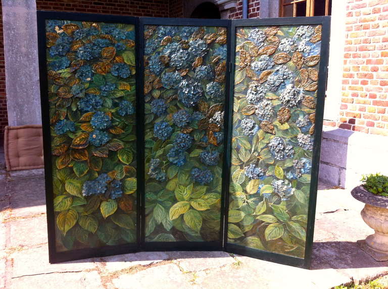 Madeleine Lemaire, Paris,  circa 1895.

Rare three leaf screen showing deep blue hydrangeas in relief, touched up in gold.
Signed

DELIVERY INCLUDED IN THE PRICE

Madeleine Lemaire (1845-1928).

 Rare paravent à trois feuilles orné
