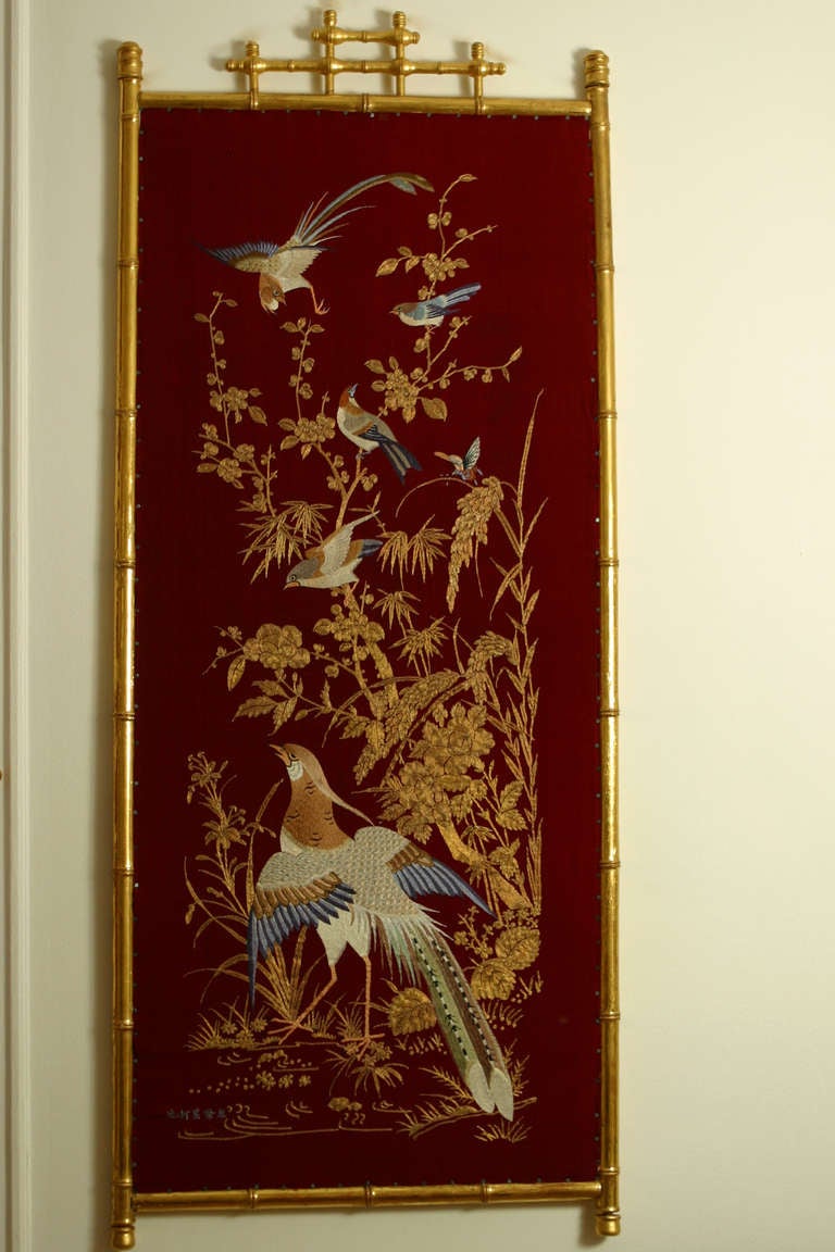 This screen, imported from China at the end of the 19th c. ,seems to freely mix traditional motifs, bamboos, vegetations, exotic birds of all kinds, mythical insects, profusely adorn these romantic detachable panels forming a ravishing wall