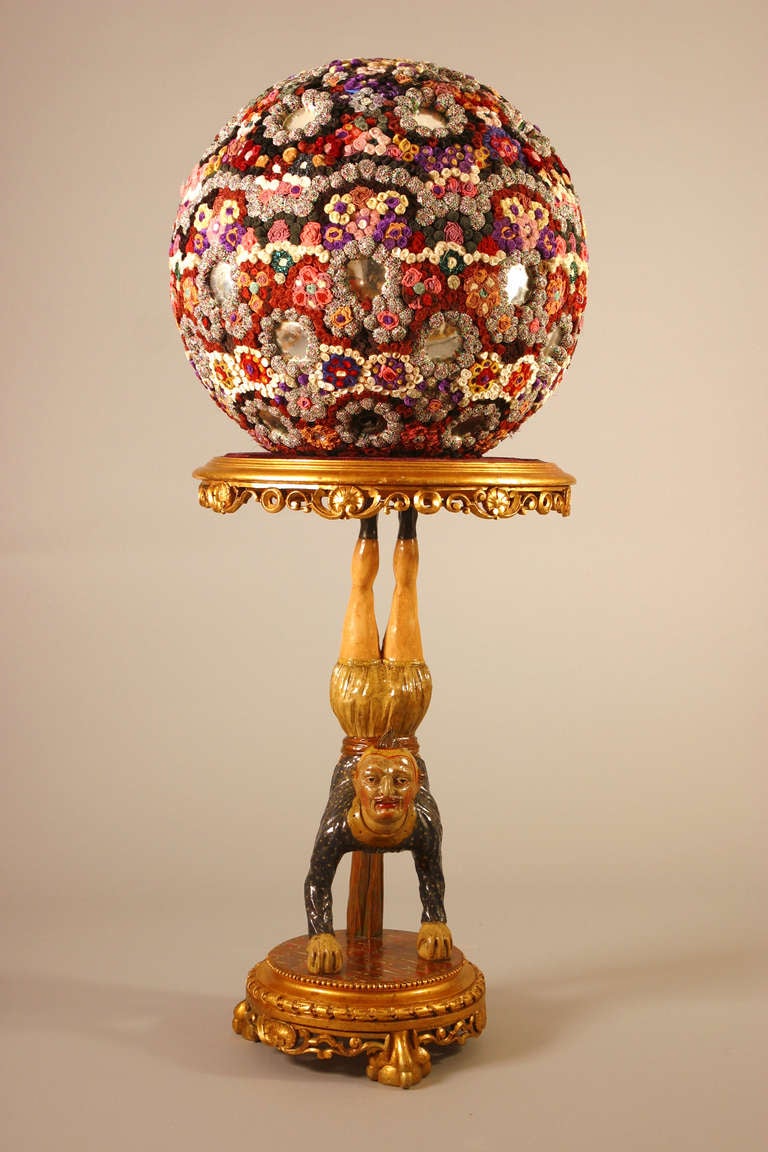 Decorated with vibrant colors this splendid and rare pedestal in the shape of an acrobat, is probably the work of some venetian artist.
Its hands rest in equilibrium , on some juggler's balls and carries on its feet, the rich, ornate, gilded,
