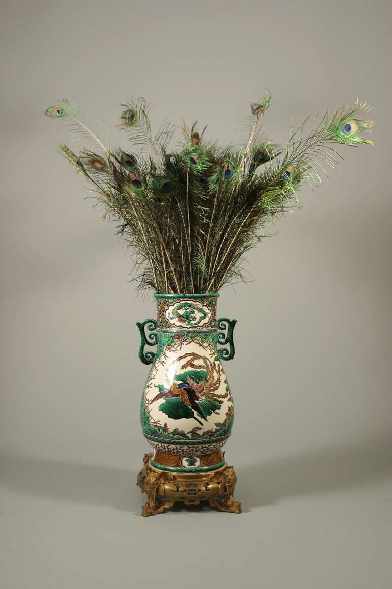 19th Century Japanese Kutani Porcelaine and Gilt Bronze Important Vase For Sale 7