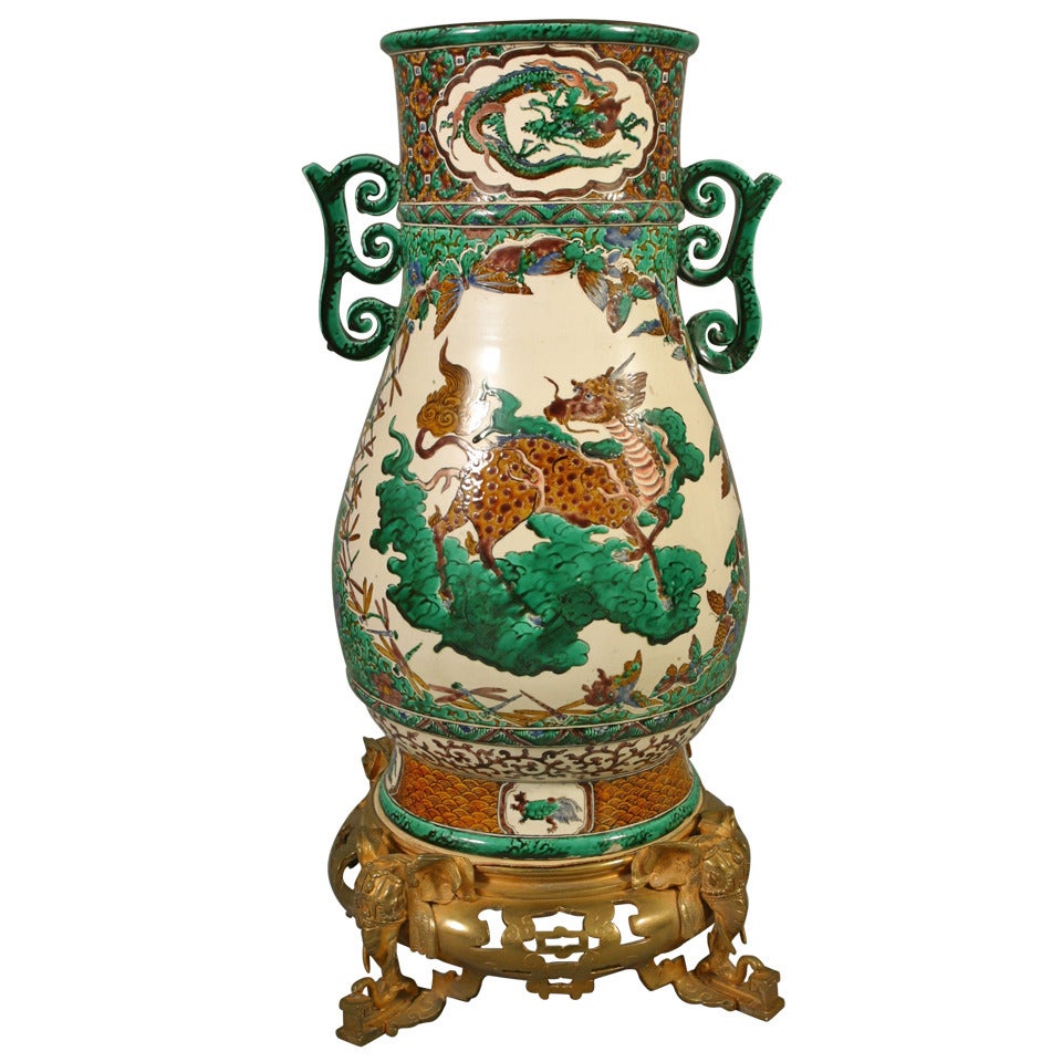 19th Century Japanese Kutani Porcelaine and Gilt Bronze Important Vase For Sale
