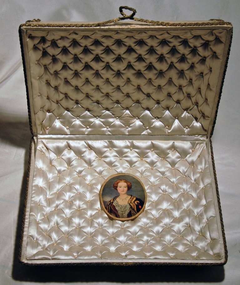 1850s Empress Eugénie White Silk Satin Embroidered Box In Good Condition For Sale In BRUXELLES, BE
