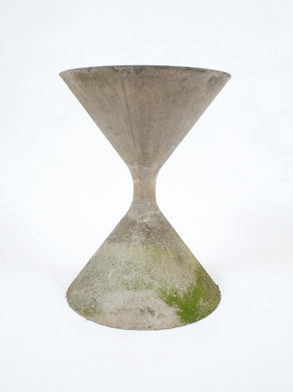 Beautiful Willy Guhl hourglass concrete planter with great original patina.
Condition is good, no cracks.

Shipping is complimentary.