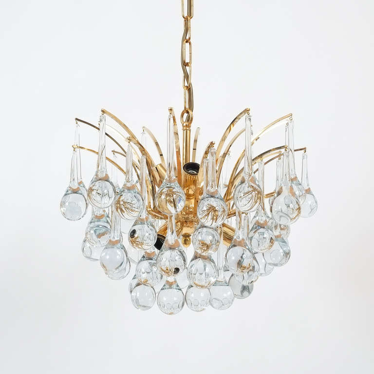 Beautiful tear drop chandelier composed of a multitude of handblown smooth murano glass drops hanging from a delicate gildened brass hardware. It's in excellent condition with a total of six light bulbs.