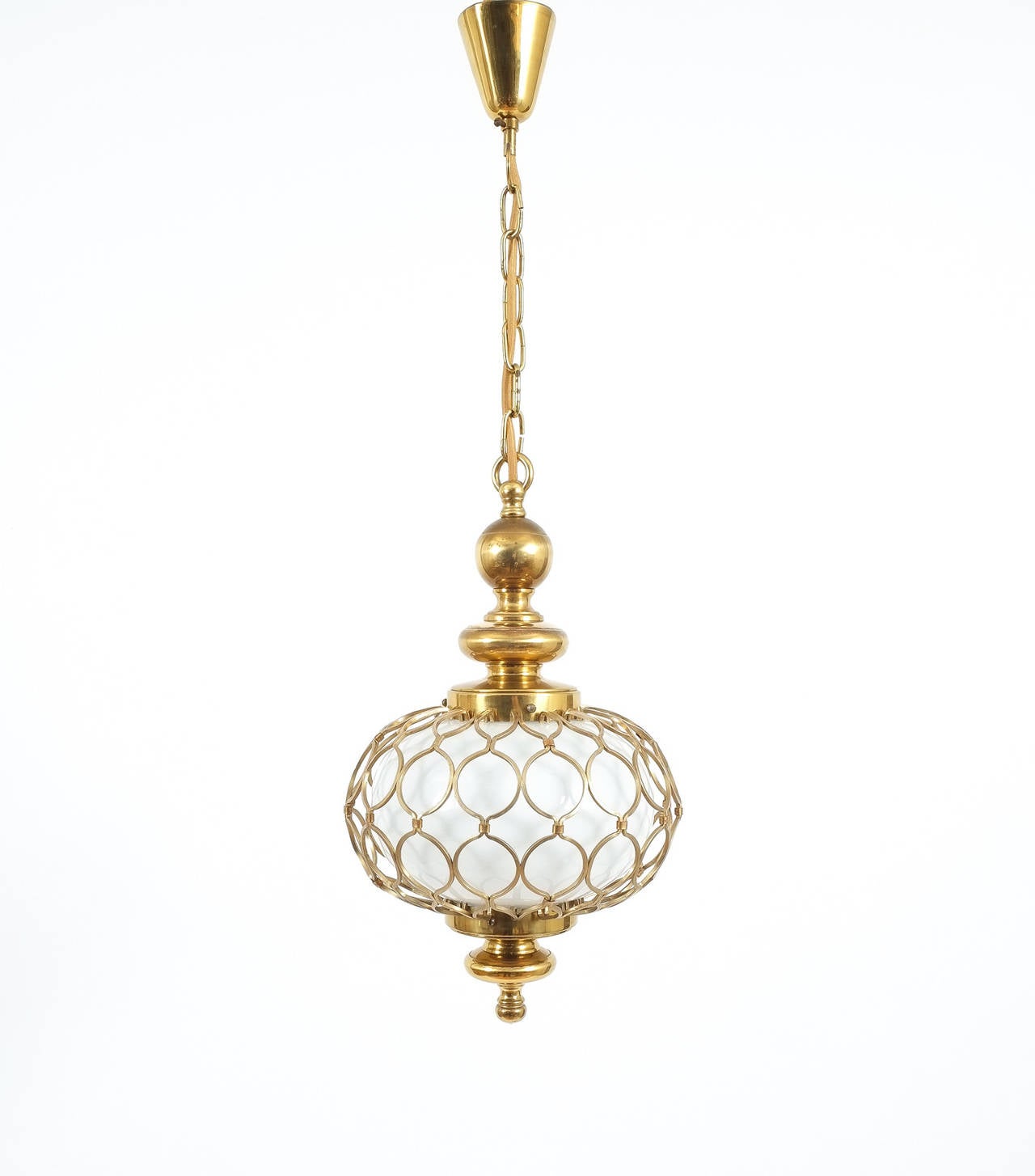 Elegant 1950, French brass Lamp featuring a caged opal glass shade.
The condition is very good, the lamp holds one single bulb with up to 75W.
It has been newly rewired and cleaned professionally.

Overall height is 29.5 inches currently- please