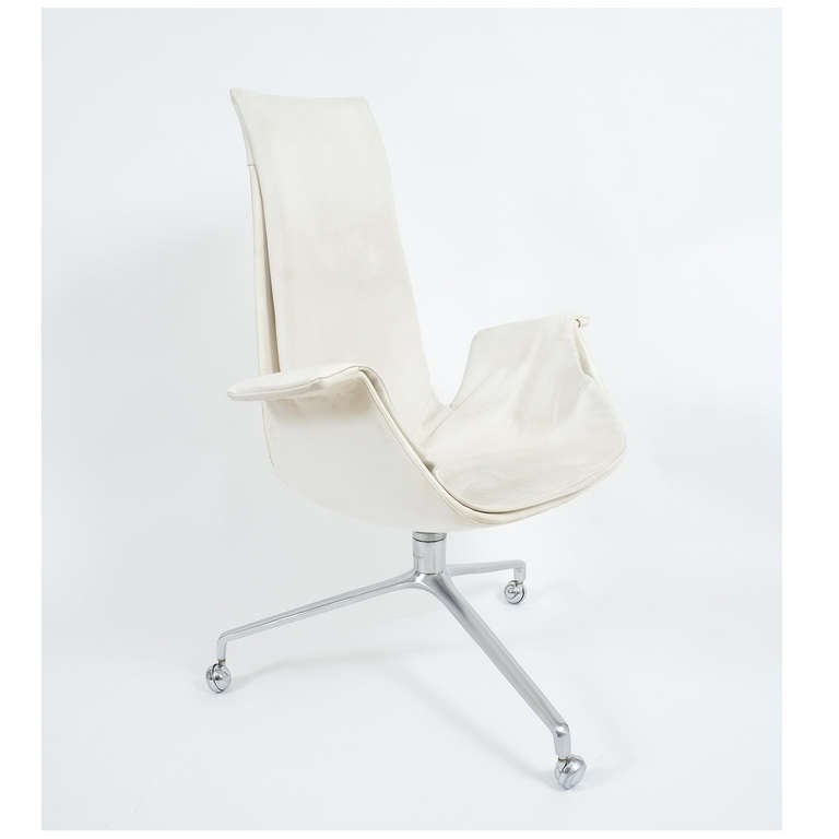 Original vintage white leather chair designed by Preben Fabricius and Jørgen Kastholm for Kill International in 1964.  Beautiful swiveling high-back desk chair on casters and a tripod in polished cast aluminum.
The condition is very good, the
