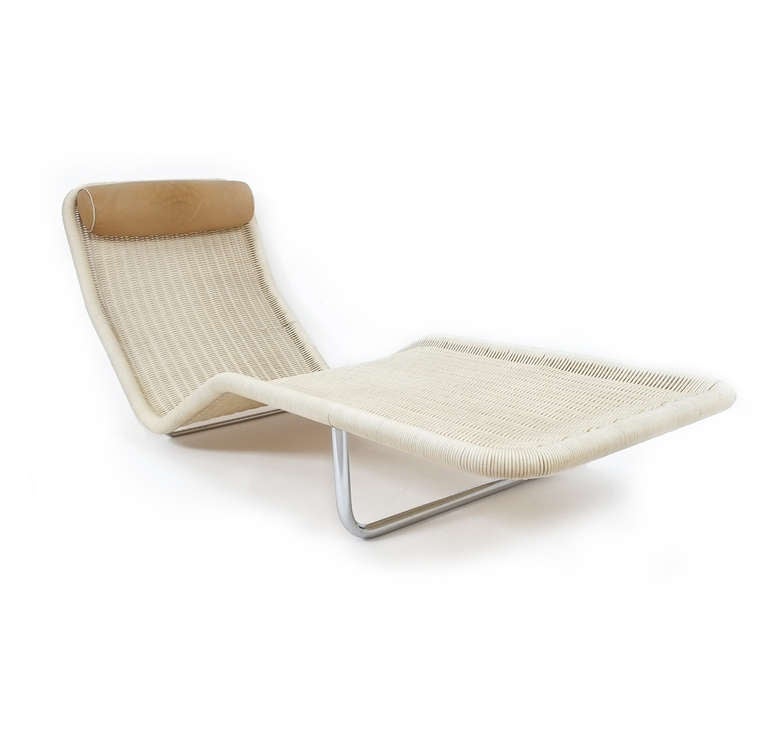 Elegant chaise longue designed by Antti Nurmesniemi in 1968 featuring a tubular steel construction, faux wicker and leather cushion.
It's in excellent condition and has been cleaned, the leather is nicely patinized.