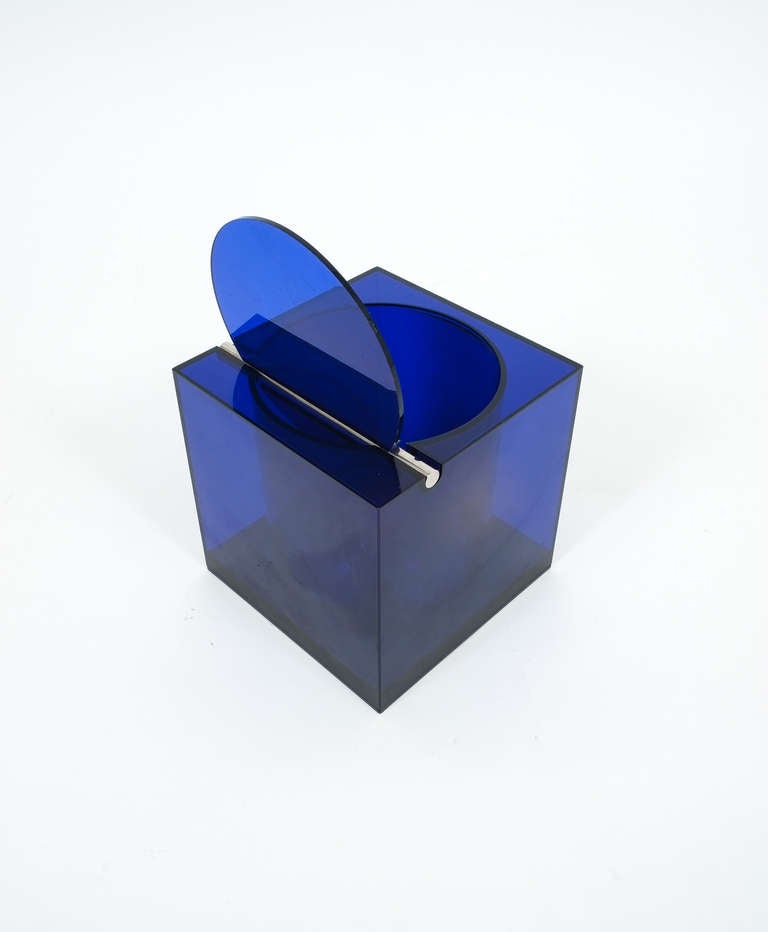Rare Blue Lucite Ice Bucket By Cini & Nils Milano In Excellent Condition In Vienna, AT