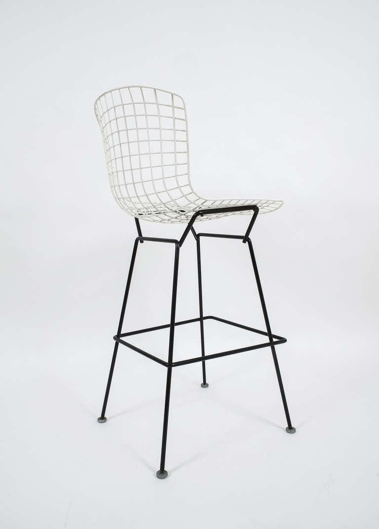 Pair of Vintage Harry Bertoia Bar Stools Black and White In Excellent Condition In Vienna, AT