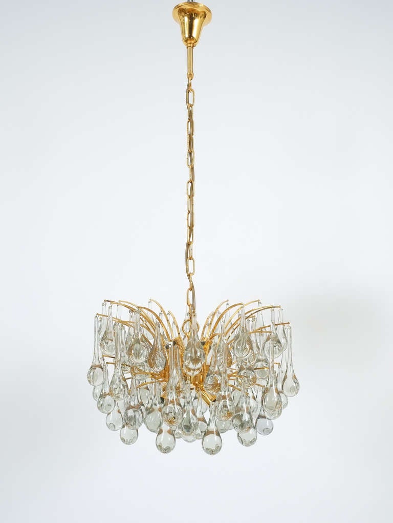 Delicate Murano Glass and gilded Brass Tear Drop Chandelier, 1970 In Good Condition For Sale In Vienna, AT