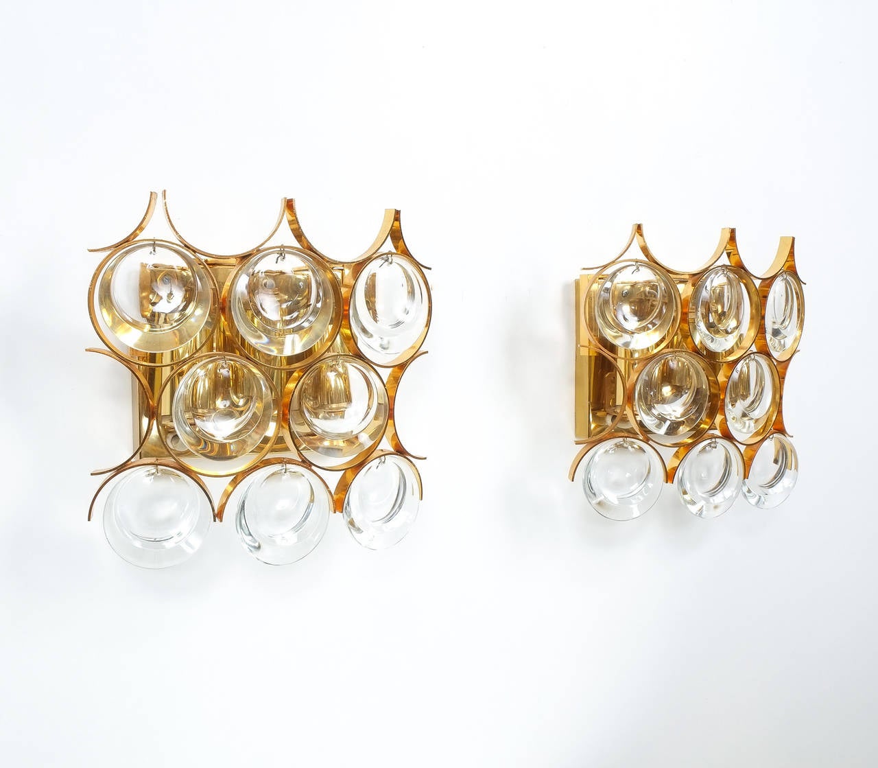 Schönes Paar vergoldeter Messing- und Glasleuchten von Palwa aus den 1960er Jahren.
Sie sind in ausgezeichnetem Zustand und wurden professionell gereinigt und neu verkabelt. Sie fassen jeweils bis zu drei Glühbirnen. Der Preis gilt für ein Paar.

