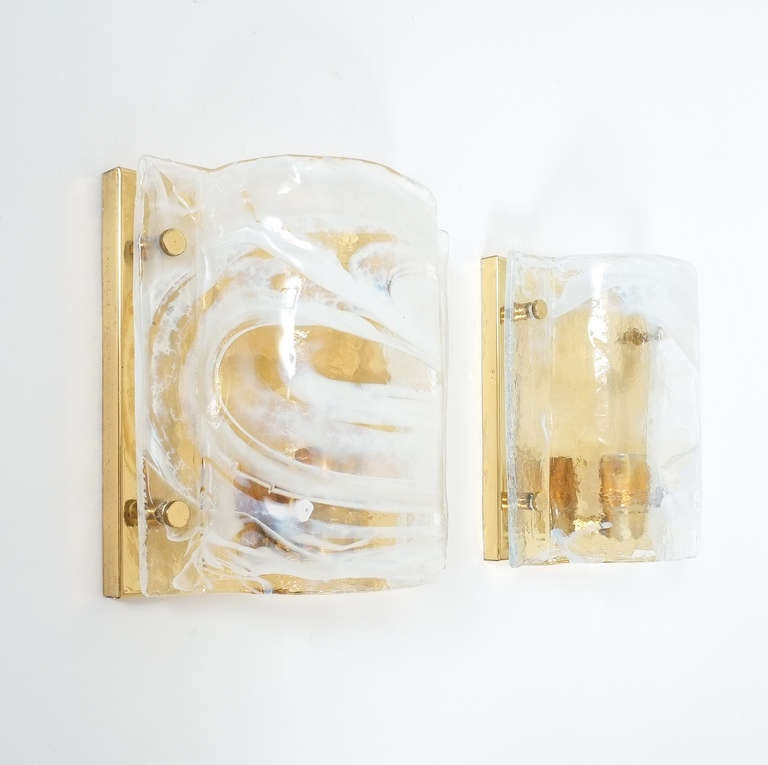 J.T. Kalmar Solid Paar Muranoglas Messing Wandlampen, Österreich 1960. Sehr elegantes Paar J.T. Kalmar-Leuchten mit dickem weißem und klarem Wirbelglas auf einem vergoldeten Messingsockel. Beide sind in ausgezeichnetem Zustand. Eine Glühbirne (e27)