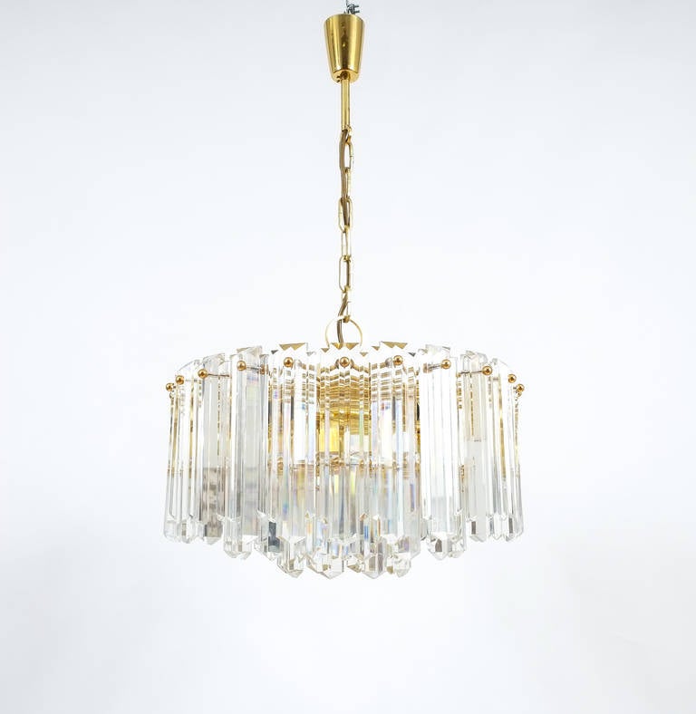 Autrichien J.T. Lampe lustre Kalmar en verre de cristal à étages et laiton doré, Autriche 1960 en vente