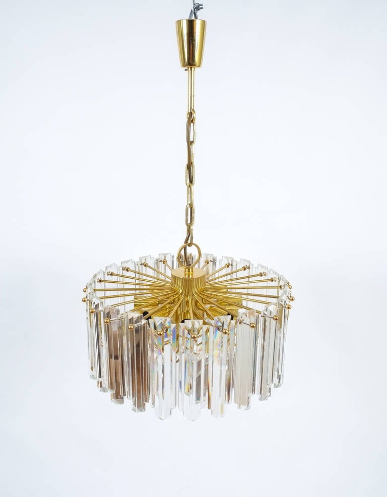 J.T. Kalmar Tiered Crystal Glass and Gold Brass Chandelier Lamp, Austria 1960 In Good Condition For Sale In Vienna, AT