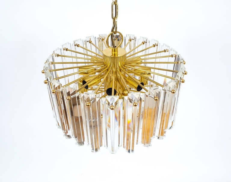 Fin du 20e siècle J.T. Lampe lustre Kalmar en verre de cristal à étages et laiton doré, Autriche 1960 en vente