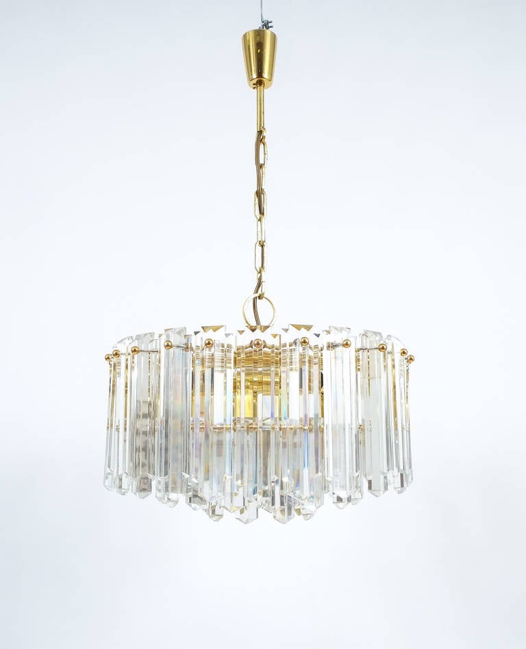 Plaqué or J.T. Lampe lustre Kalmar en verre de cristal à étages et laiton doré, Autriche 1960 en vente