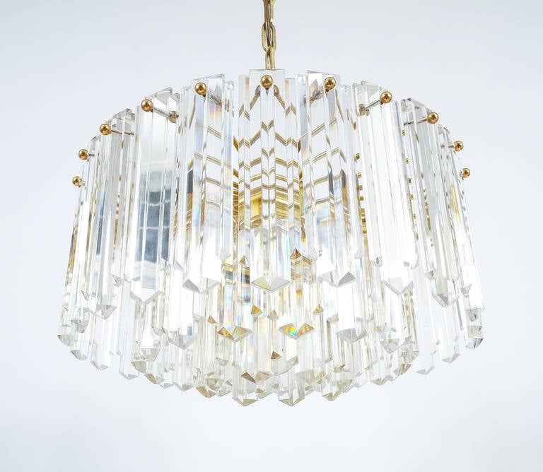 J.T. Lampe lustre Kalmar en verre de cristal à étages et laiton doré, Autriche 1960 en vente 2