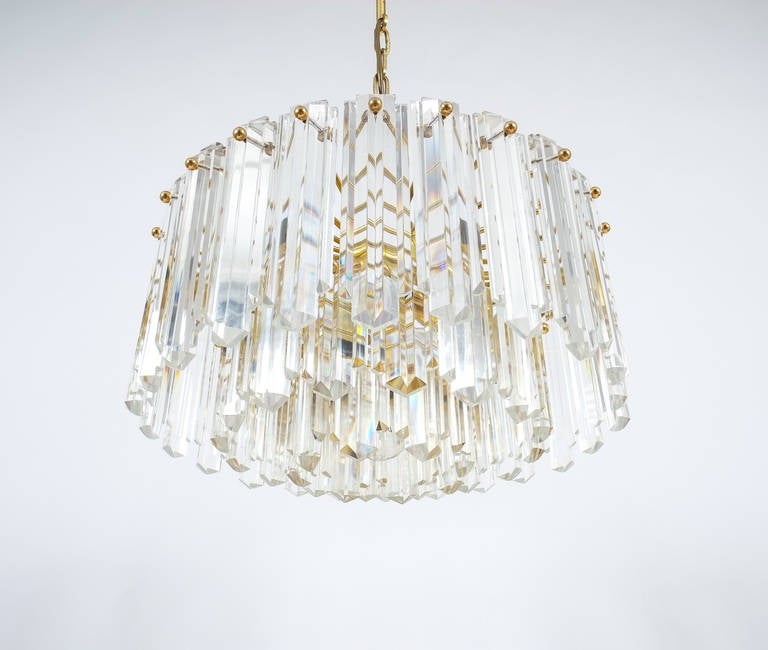 Hollywood Regency J.T. Lampe lustre Kalmar en verre de cristal à étages et laiton doré, Autriche 1960 en vente