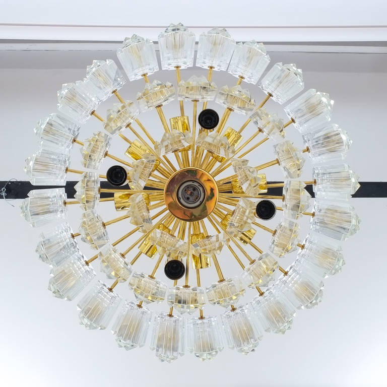 J.T. Lampe lustre Kalmar en verre de cristal à étages et laiton doré, Autriche 1960 en vente 1